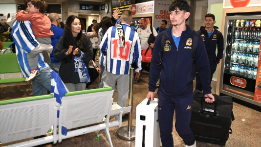 Un centenar de aficionados acudieron al aeropuerto para animar a la plantilla