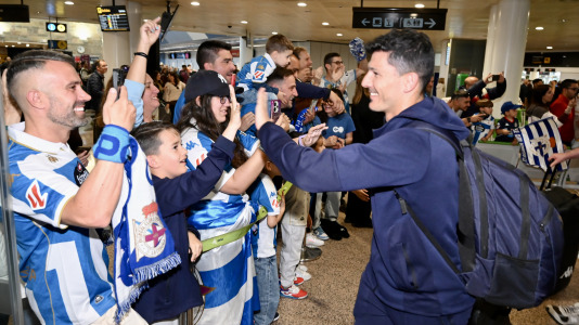 Un centenar de aficionados acudieron al aeropuerto para animar a la plantilla