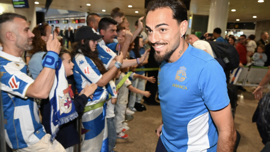Un centenar de aficionados acudieron al aeropuerto para animar a la plantilla