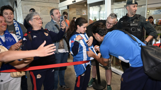 Un centenar de aficionados acudieron al aeropuerto para animar a la plantilla