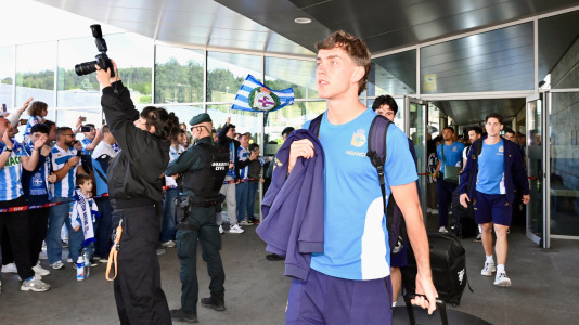 Un centenar de aficionados acudieron al aeropuerto para animar a la plantilla