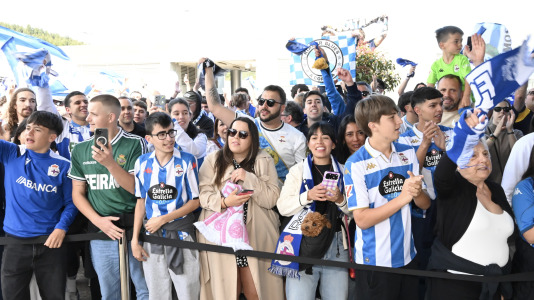 Un centenar de aficionados acudieron al aeropuerto para animar a la plantilla