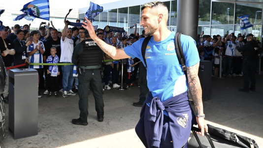 Un centenar de aficionados acudieron al aeropuerto para animar a la plantilla