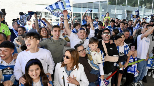 Un centenar de aficionados acudieron al aeropuerto para animar a la plantilla