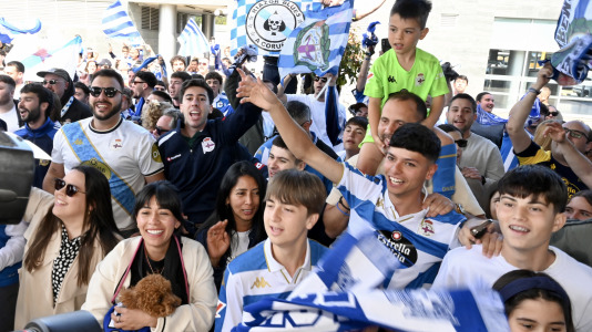 Un centenar de aficionados acudieron al aeropuerto para animar a la plantilla