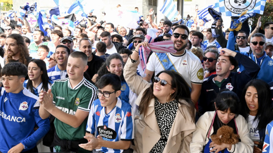 Un centenar de aficionados acudieron al aeropuerto para animar a la plantilla
