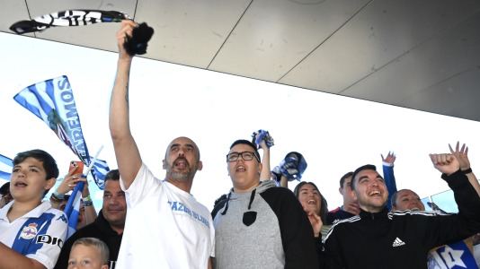 Un centenar de aficionados acudieron al aeropuerto para animar a la plantilla