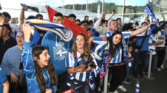 Un centenar de aficionados acudieron al aeropuerto para animar a la plantilla