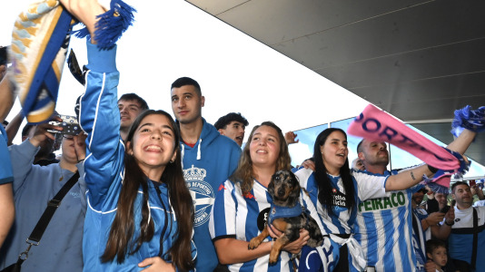 Un centenar de aficionados acudieron al aeropuerto para animar a la plantilla