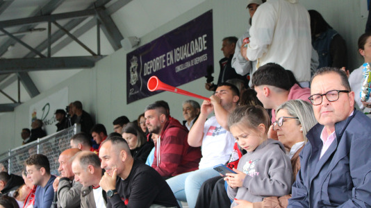 Equipo y afición celebraron sobre el césped de A Gándara