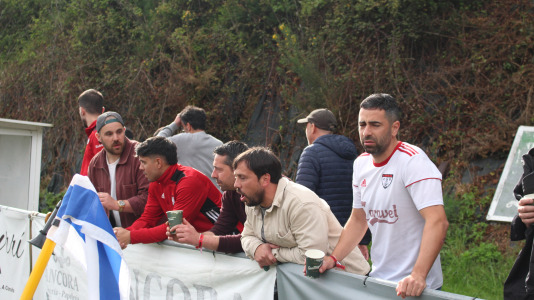 Equipo y afición celebraron sobre el césped de A Gándara