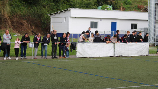 Equipo y afición celebraron sobre el césped de A Gándara