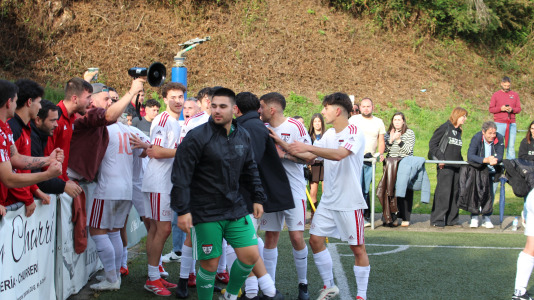 Equipo y afición celebraron sobre el césped de A Gándara