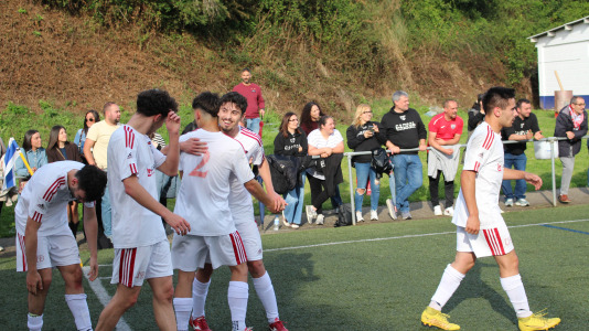 Equipo y afición celebraron sobre el césped de A Gándara
