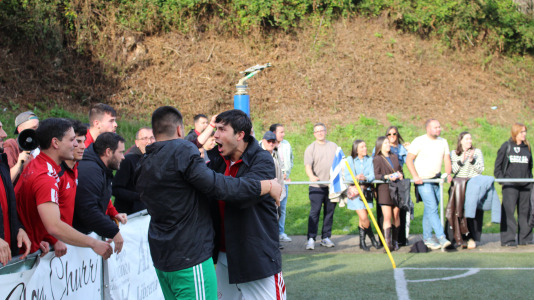 Equipo y afición celebraron sobre el césped de A Gándara