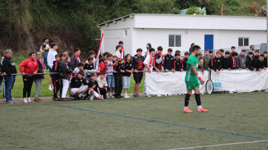 Equipo y afición celebraron sobre el césped de A Gándara
