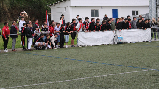 Equipo y afición celebraron sobre el césped de A Gándara