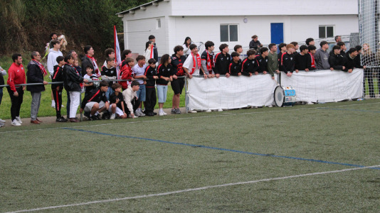 Equipo y afición celebraron sobre el césped de A Gándara
