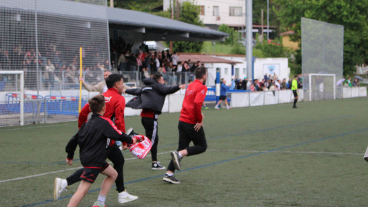 Equipo y afición celebraron sobre el césped de A Gándara