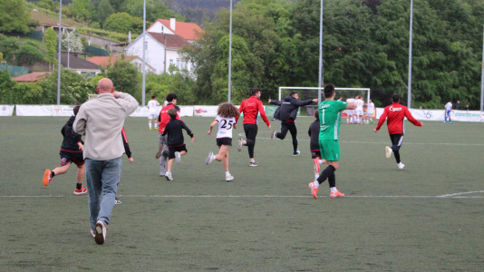Equipo y afición celebraron sobre el césped de A Gándara