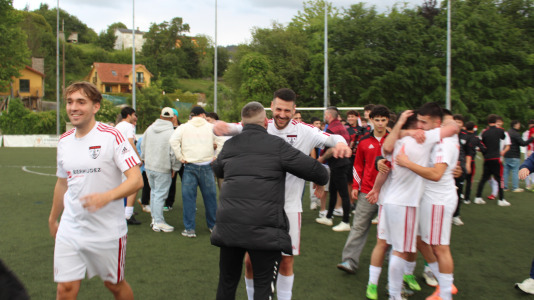 Equipo y afición celebraron sobre el césped de A Gándara