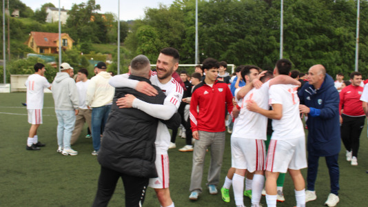 Equipo y afición celebraron sobre el césped de A Gándara