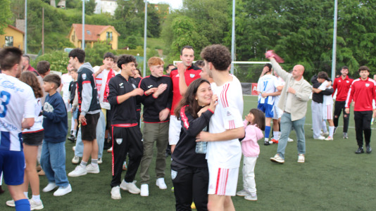 Equipo y afición celebraron sobre el césped de A Gándara