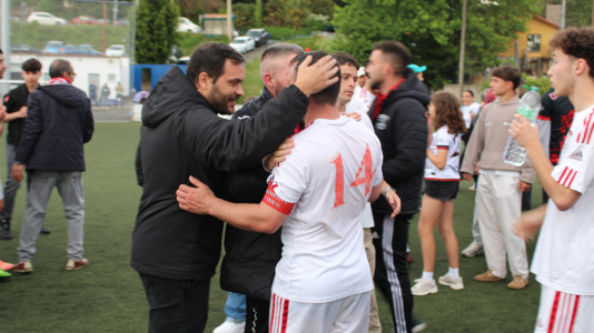 Equipo y afición celebraron sobre el césped de A Gándara