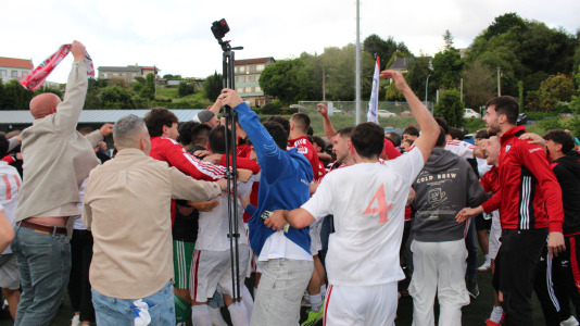 Equipo y afición celebraron sobre el césped de A Gándara