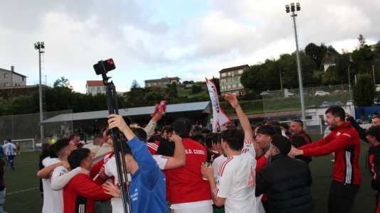 Equipo y afición celebraron sobre el césped de A Gándara