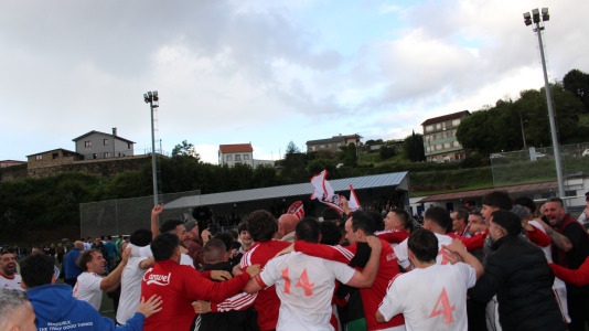 Equipo y afición celebraron sobre el césped de A Gándara