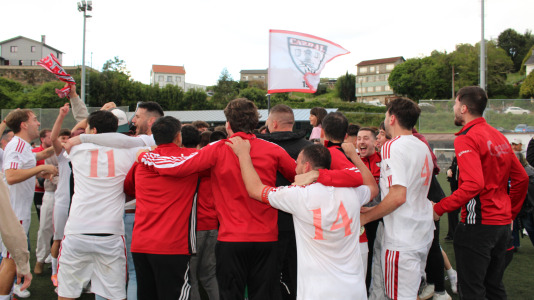 Equipo y afición celebraron sobre el césped de A Gándara