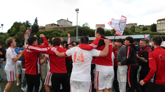 Equipo y afición celebraron sobre el césped de A Gándara