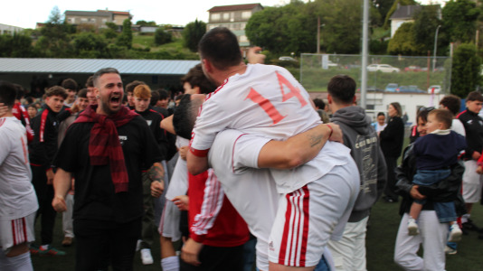 Equipo y afición celebraron sobre el césped de A Gándara