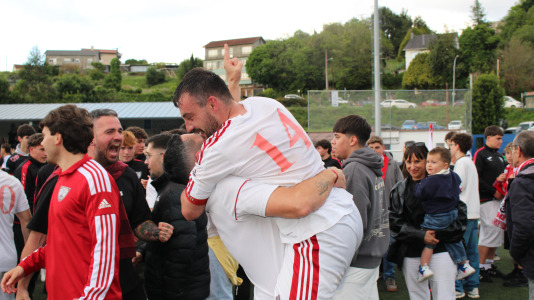 Equipo y afición celebraron sobre el césped de A Gándara