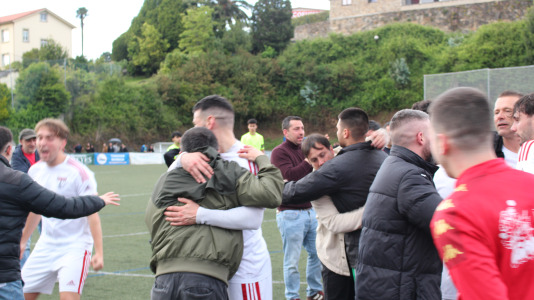 Equipo y afición celebraron sobre el césped de A Gándara