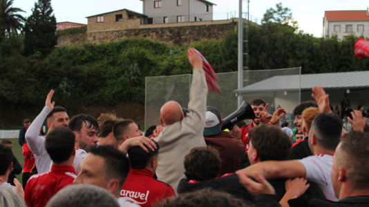 Equipo y afición celebraron sobre el césped de A Gándara