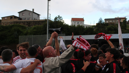 Equipo y afición celebraron sobre el césped de A Gándara