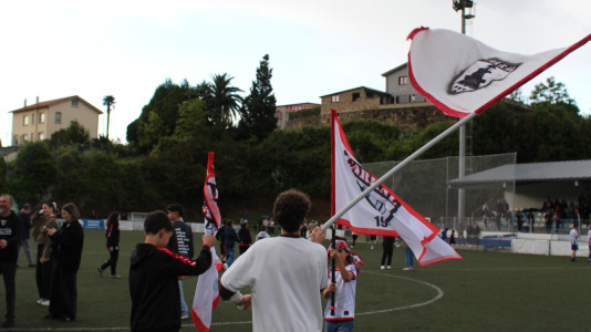 Equipo y afición celebraron sobre el césped de A Gándara