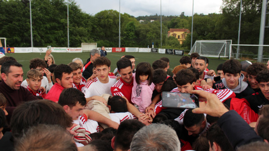 Equipo y afición celebraron sobre el césped de A Gándara