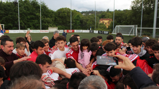 Equipo y afición celebraron sobre el césped de A Gándara