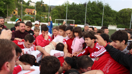 Equipo y afición celebraron sobre el césped de A Gándara