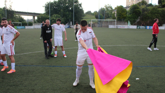 Equipo y afición celebraron sobre el césped de A Gándara