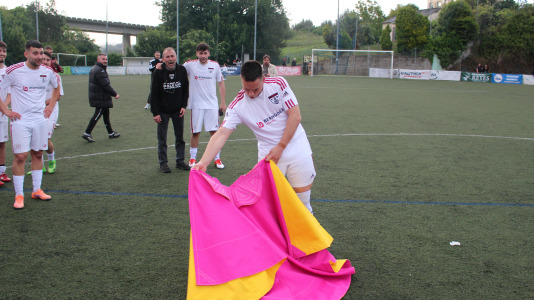 Equipo y afición celebraron sobre el césped de A Gándara