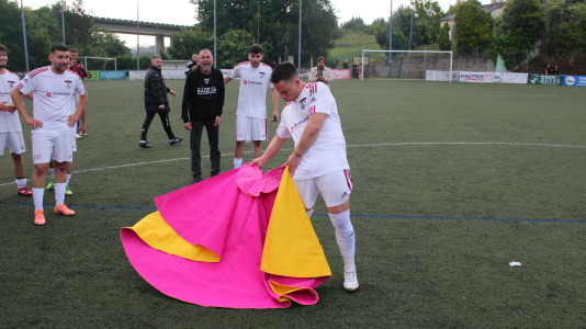 Equipo y afición celebraron sobre el césped de A Gándara