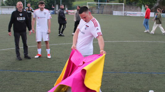 Equipo y afición celebraron sobre el césped de A Gándara