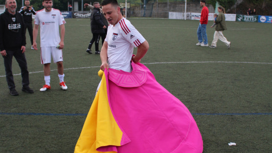 Equipo y afición celebraron sobre el césped de A Gándara