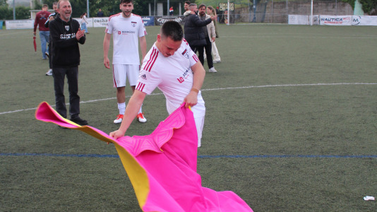 Equipo y afición celebraron sobre el césped de A Gándara