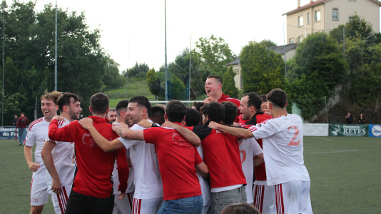 Equipo y afición celebraron sobre el césped de A Gándara