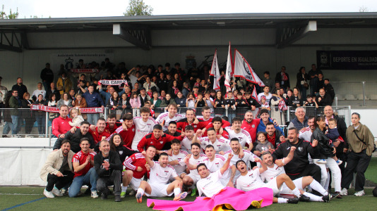 Equipo y afición celebraron sobre el césped de A Gándara
